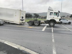 Vragmotor se sleepwa breek los, verkeer vir ure ontwrig