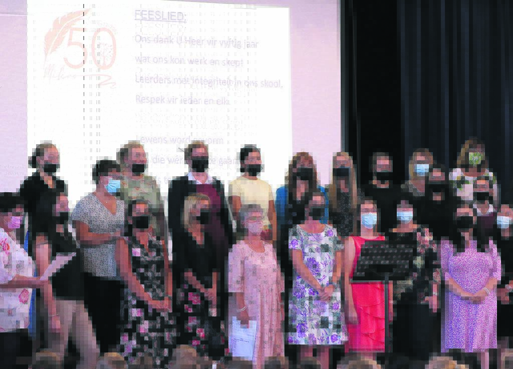 Foto van personeel wat die skoollied sing.