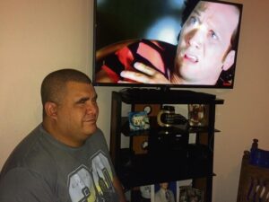 Blinde Timmie luister televisie