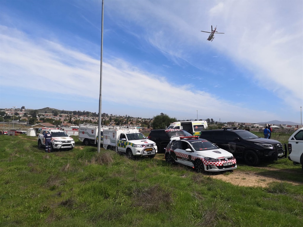 Nooddienste op die toneel kort na&nbsp;die&nbsp;ongeluk.