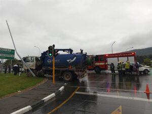 Een beseer in ongeluk tussen vragmotor en ligte nutsvoertuig op Plattekloofweg