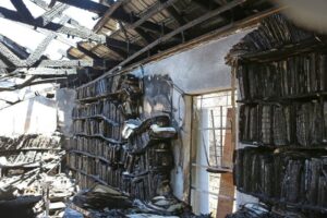 Buurtwagman help inwoner uit brandende huis