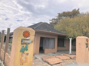 Inwoners eis aksie nadat man by berugte huis aangerand is, nier verloor