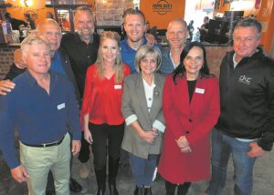 Apatie die vyand, maan Ian Cameron by vergadering