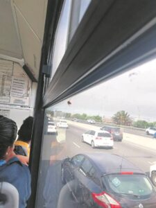 Kakkerlakke pendel saam op Golden Arrow se busse