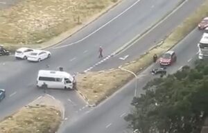 WATCH | Minibus taxi driver flees accident scene on Jakes Gerwel Drive in Goodwood, Cape Town