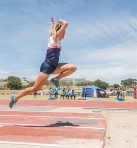 Brakke kraai koning in ko-ed-atletiekbyeenkoms
