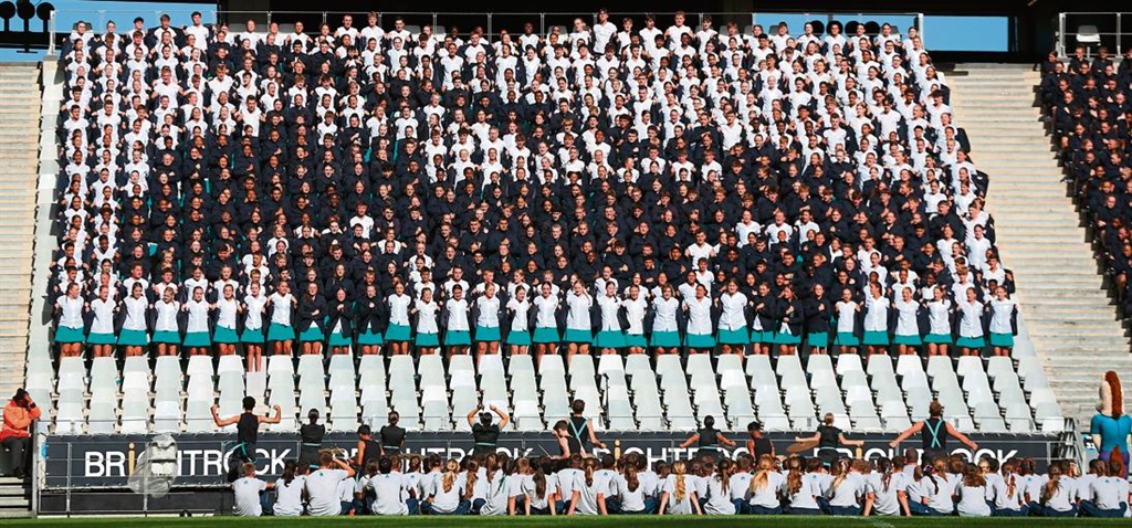 Hoërskool Stellenberg se leerders beeld ’n brandwe