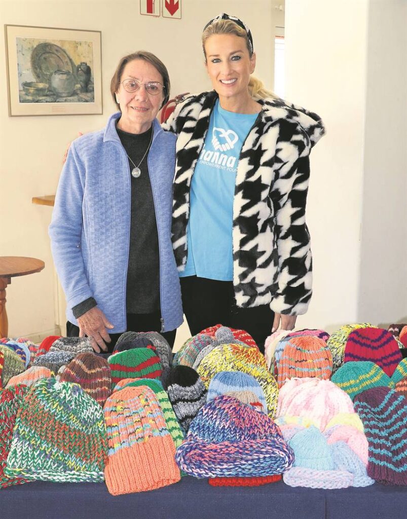 Wilma Smith, wat meer as 200 musse gebrei het, by Hanna Grobler.