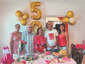 Kewtown-egpaar Sheila en Kenneth Cheemee vier 50ste huweliksherdenking