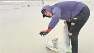 Mass beach clean-up held at Milnerton Lagoon to celebrate Earth Day