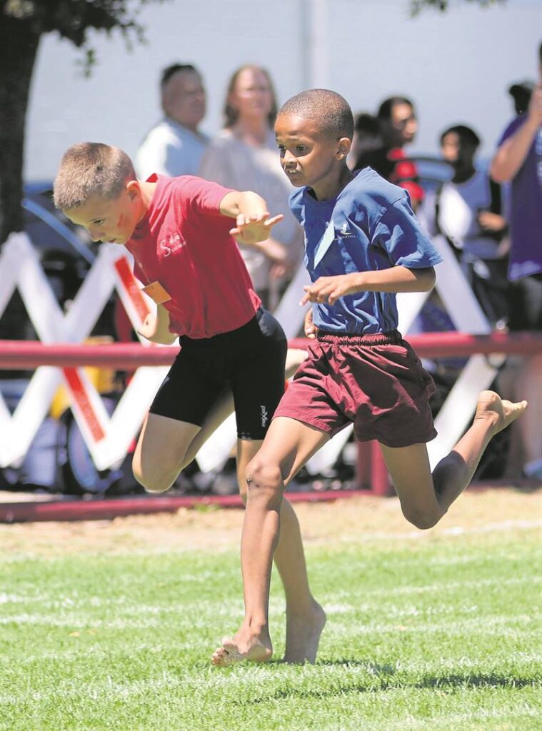 Sebastian Marais (rooi, tweede) en Neymar Cupido (eerste) in aksie in die 80 m vir seuns o.11.