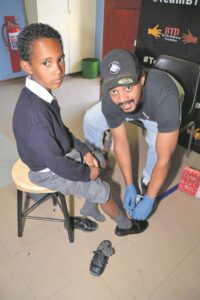 Nuwe skoene en klere vir 100 kinders