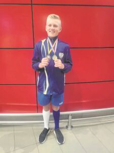 Aaron ’n SA kampioen vir diskusgooi, wen bronsmedalje vir gewigstoot en word as victor ludorum in velditems aangewys