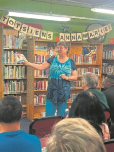 Tygervallei-biblioteek groet senior bibliotekaresse Annamarie ná 24 jaar