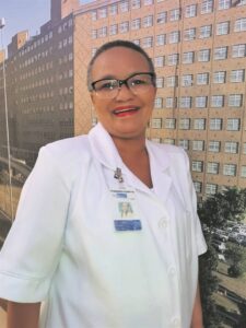 Verpleegster tree uit ná 47 jaar, maar ‘nog nie heeltemal klaar met verpleeg nie’