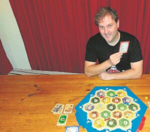 Brackenfeller Jacques van Zyl woel met Duitse bordspel Catan