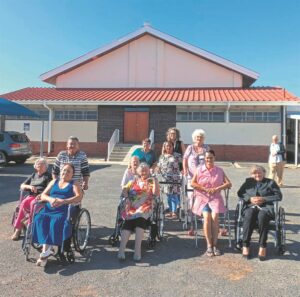 Ruyterwacht Senior Sentrum kry rolstoele en looprame