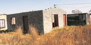 Kraaifontein-inwoner woedend oor onvoltooide huise