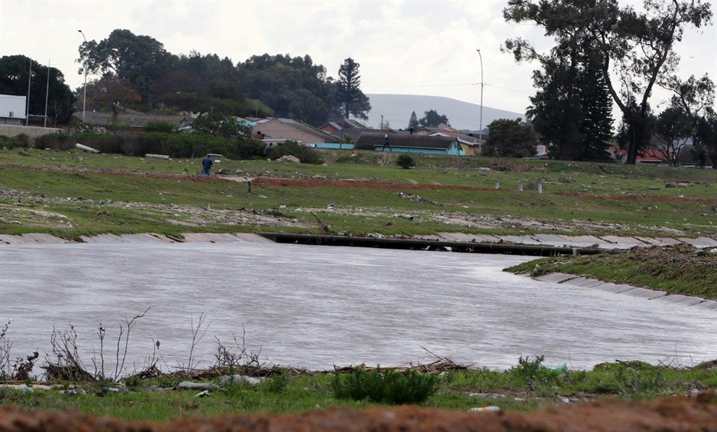 Die voetgangerbrug tussen Gersham en Kalkfontein van waar Theo Brinkhuys meegesleur is (Vrydag toe die watervlak al heelwat gesak het)