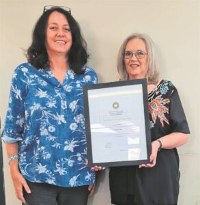 Gemeenskapswerker vereer vir haar bydra deur burgemeester