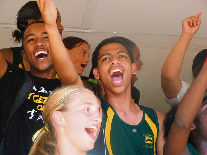 Thurlow Esau (regs) por sy skool se atlete aan. 