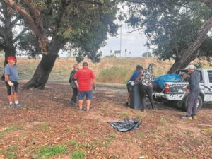 Bothasig residents clean-up vacant land where vagrans sleep and dump their rubbish