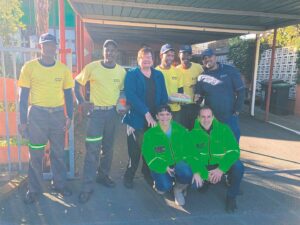 Vrou bederf vullismense met kos