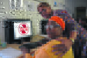 ‘Ouma Queen’ leer op 62 vir die eerste keer van rekenaars