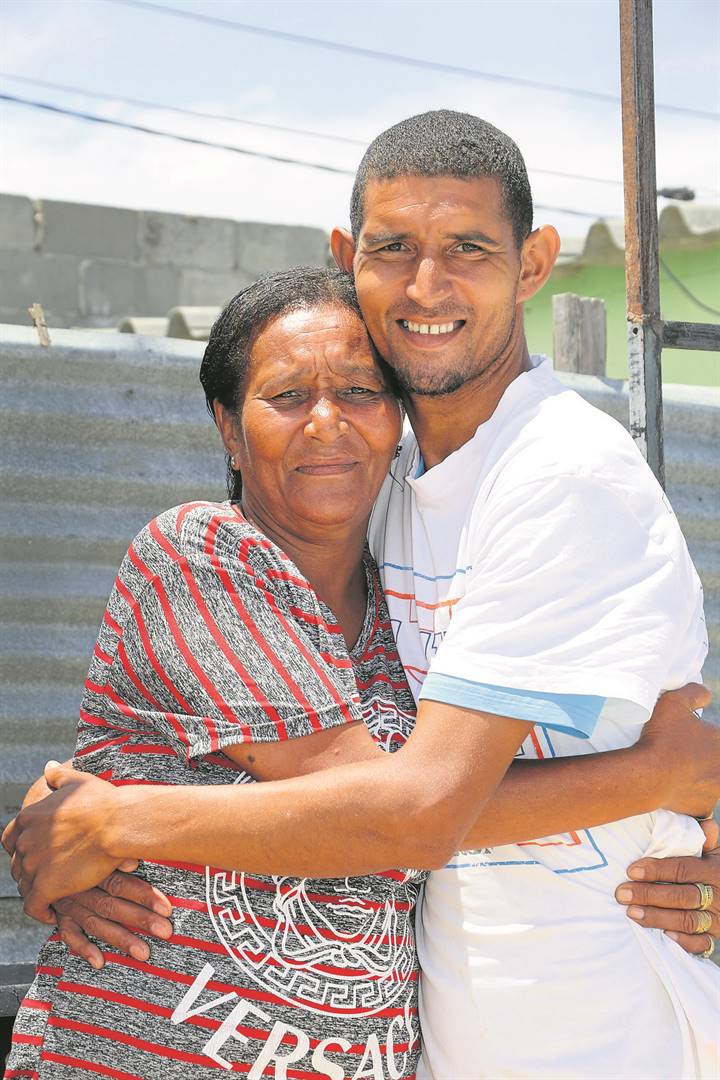 Jong man vind sy ma ná dekades