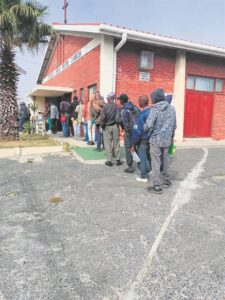 Organisasie voer honderde in Mitchells Plain