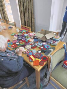 Reuse wollappie kombers Kersboom bring vreugde vir bejaardes by Othello Aftreeoord