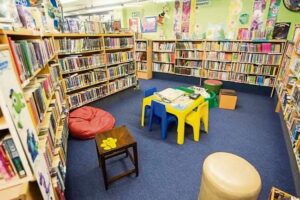 Vriende hou wakende oog op biblioteek