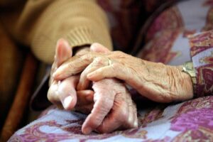 Bejaarde egpaar van R7000 beroof