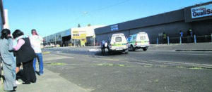 Man helder oordag in straat in Parow geskiet