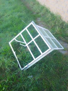 Diewe breek heining af, buit tv’s, gasbottels in vlaag inbrake by skool