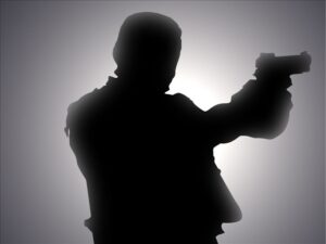 Twee vas ná hul pendelaar met vuurwapen beroof