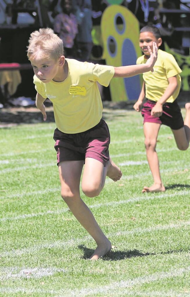 Liam Visser vlieg oor die eindstreep in die 80 m vir seuns o.10.