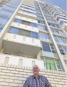 Tagtigjare Polla Roux tree af