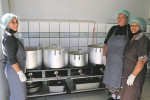 Honderde by Laerskool Irista met kos gehelp