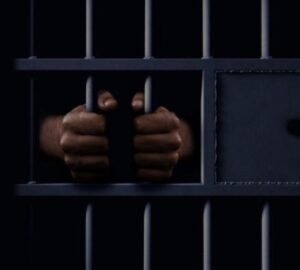 Man wat trein brand lank tronk toe gestuur