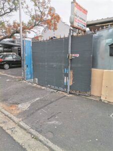 Inwoners keelvol oor lodge waar stukkende drankbottels en kondome die pad vol lê