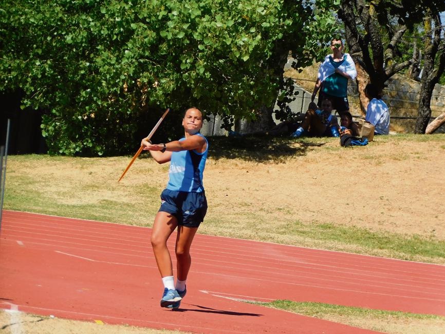Karla Willemse in die spiesgooi vir meisies o.15. 
