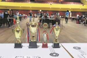 Skaakspelers vat mekaar aan in Parow