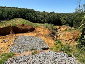 Herstelwerk tot Fynbosdam in Majik Forest hervat