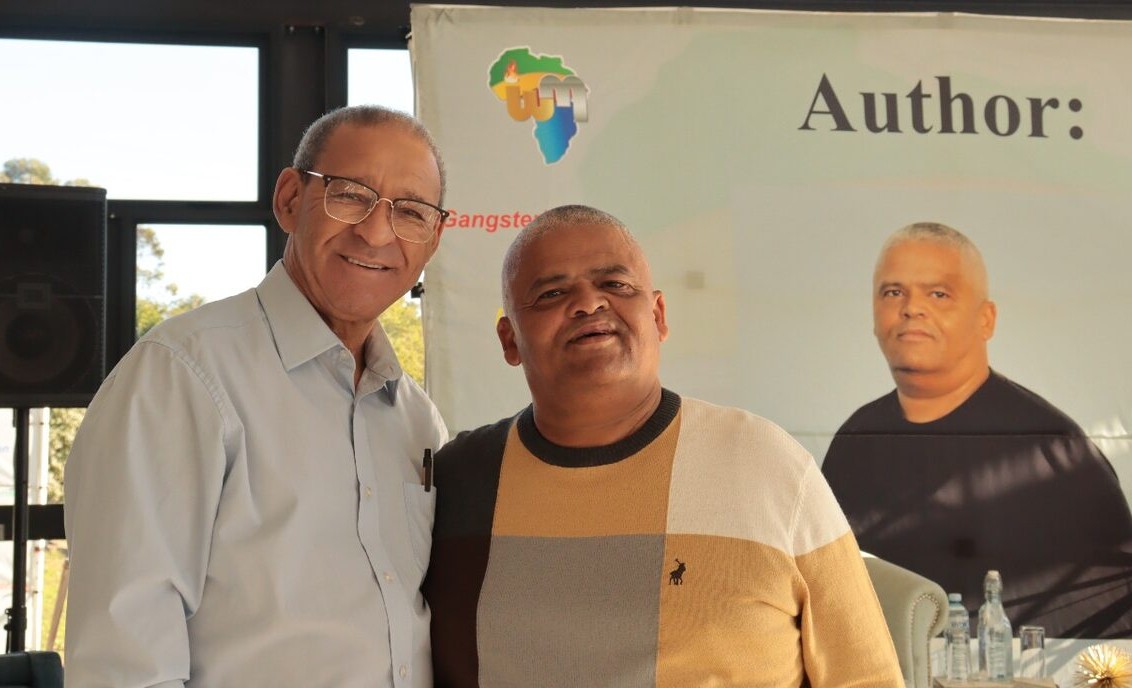 Ivan Waldeck (regs) saam met dr. Alan Boesak by die bekendstelling van sy boek, The Gates of Hell.