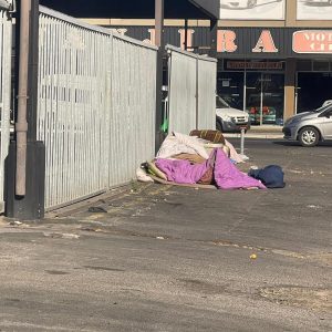 ‘My hek is ‘n toilet vir haweloses’ — sê moedelose Goodwood-inwoner