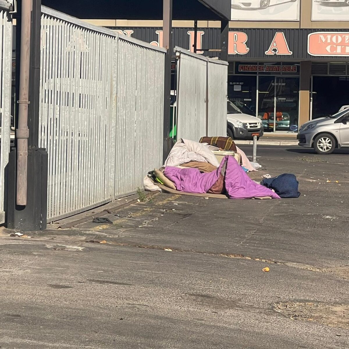 ‘My hek is ‘n toilet vir haweloses’ — sê moedelose Goodwood-inwoner