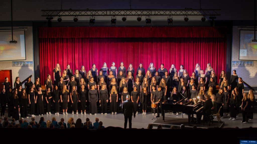 Die meisieskoor van die Hoërskool Stellenberg gaan sy slag in afdeling vir meisieskore in die prestige hoërskole-afdeling wys. Foto: Carin Burger