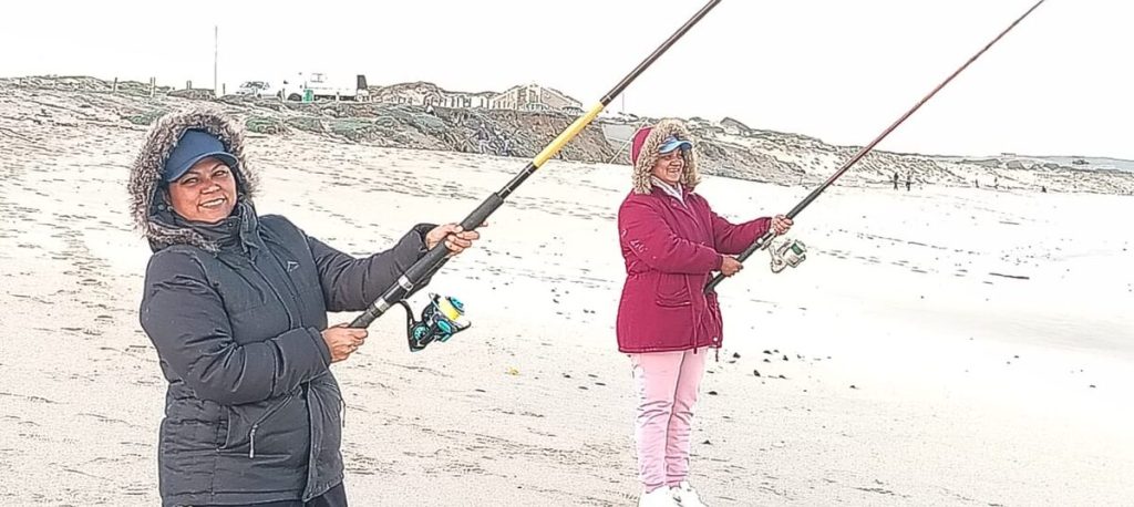 Roshana Manuel van Beacon Valley en Roshan Larnie van Nuwe Tafelsig maak hul lyne nat langs die viswaters aan die Valsbaai-kus.